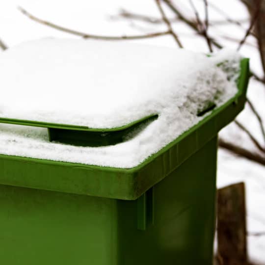 Trash-bin-snow